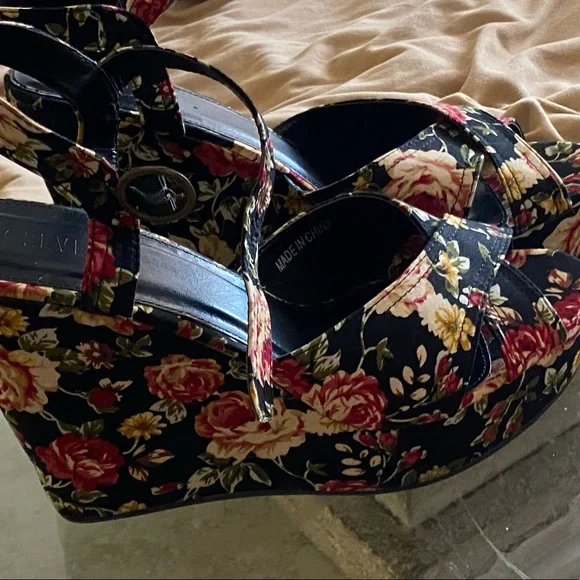 Beautiful Forever 21 Floral Wedges - Picture 2 of 13